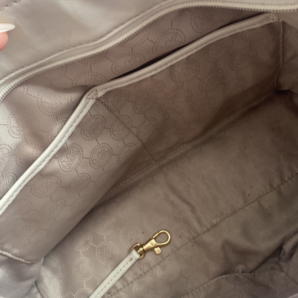 Michael Kors Ivory quilted shoulder bag - Picture 14 of 15